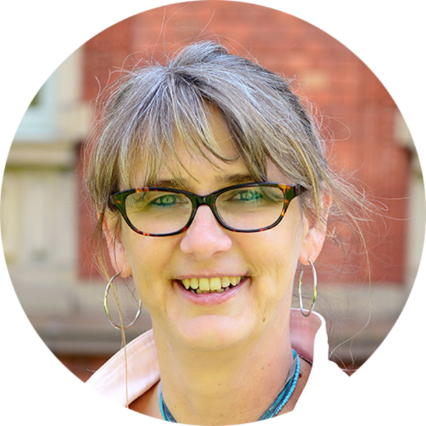 Foto der Fachbereichsleiterin für Gesellschaft, Kultur, junge vhs und Schulkooperationen Frau Michaela Peters