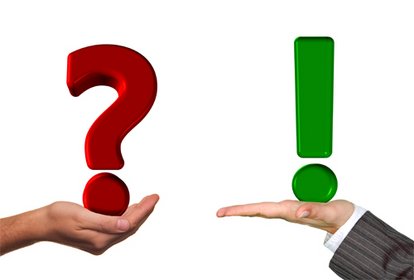 Foto von einem Fragezeichen und Ausrufezeichen jeweils in einer Hand