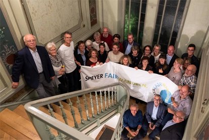 Foto einer Gruppe von Menschen auf der Treppe der Villa Ecarius zu Speyer Fair-Wandeln